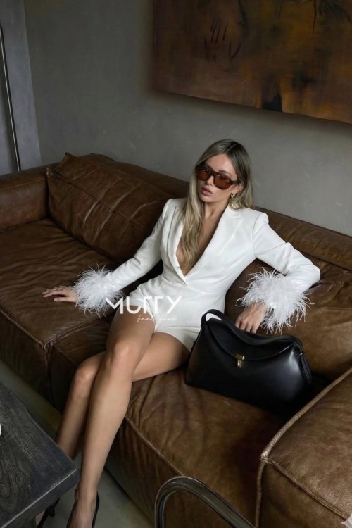 Hilana Kolları Tüylü Şortlu Tulum Beyaz